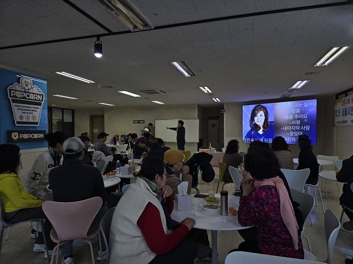 신곡 “아파요아파요”와 가수 장은숙을 소개하고 있는 윤영용 대표