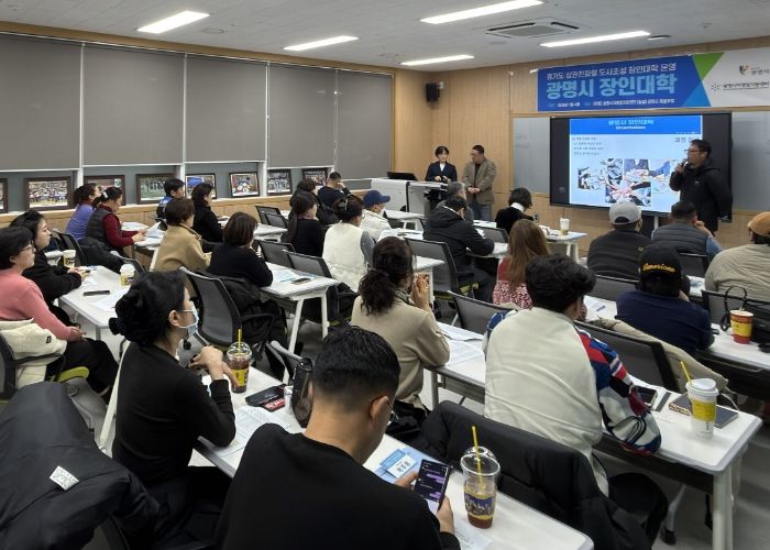 지난 8일 광명시 자영업지원센터에서 '2026년 장인대학' 교육생 32명 대상으로 오리엔테이션을 진행하고 있다.