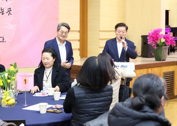 박승원 광명시장과 김동연 경기도지사가 13일 시청 대회의실에서 열린 '2026년 광명시 사회연대경제 사업설명회'에 참석해 인사말을 하고 있다.