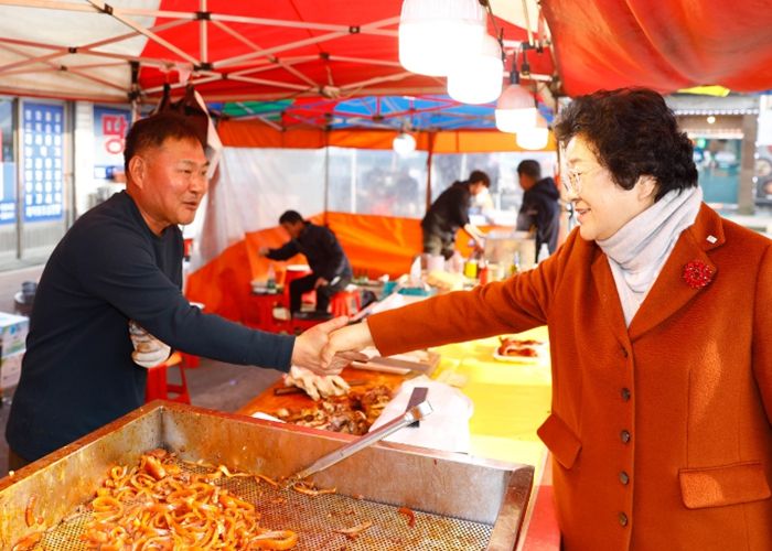 김경희 이천시장, 설 맞아 전통시장 방문 활력 응원