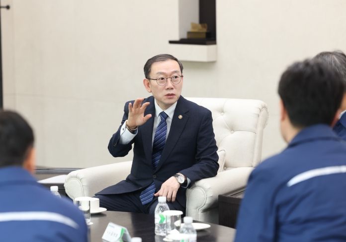 이명구 관세청장이 12일 울산 전하동에 위치한 HD현대중공업을 방문하여 업체 관계자들과 수출지원 간담회를 갖고 있다.