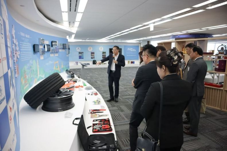 웨이하이시 정부 주한 경제무역대표처 우건성 부대표가 웨이하이 기업 제품에 대한 설명을 하고 있다.