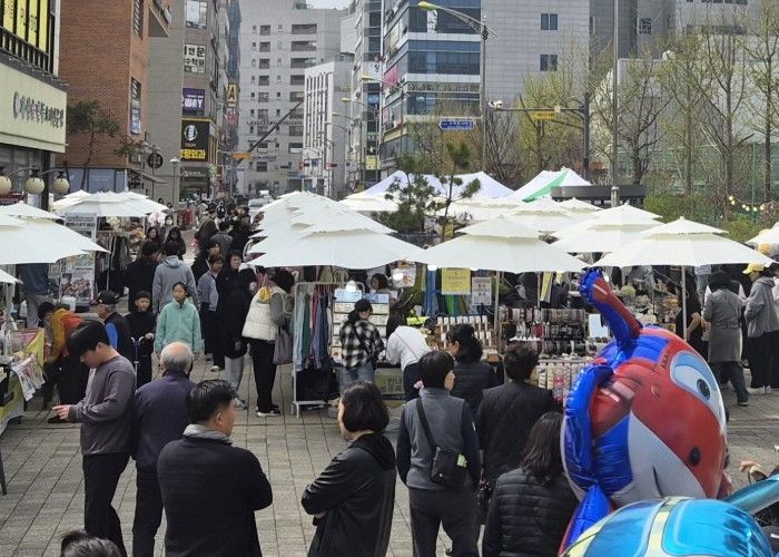 지난 10일부터 12일까지 소하 상업지구 및 한내천 일대(금하로 472)에서 사회연대경제 나눔장터 '자라라마켓'을 진행하고 있다.