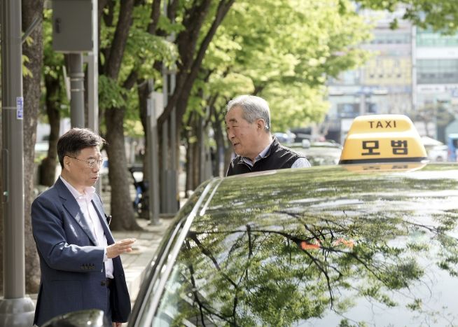 최근 국제유가 상승으로 운수사업자의 유류비 부담이 커진 가운데, 신상진 성남시장이 16일 한 택시 운수종사자와 만나 대화를 나누고 있다